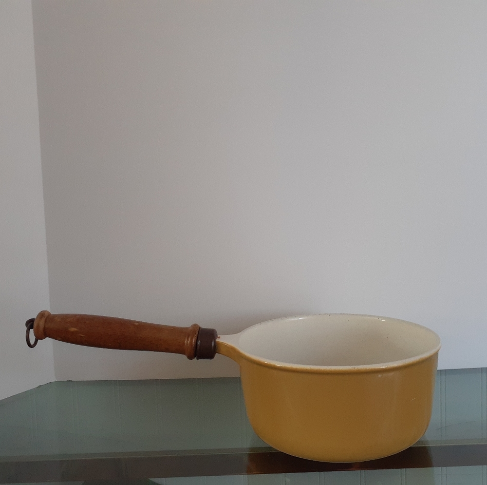 Vtg Desco 1.5qt enameled pot. Made in Belgium.